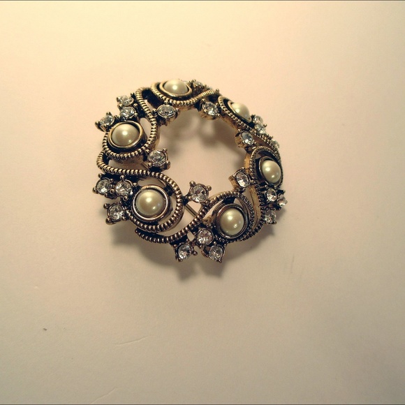 Monet Jewelry - Monet Brooch Vintage Faux Pearl And Crystal Round